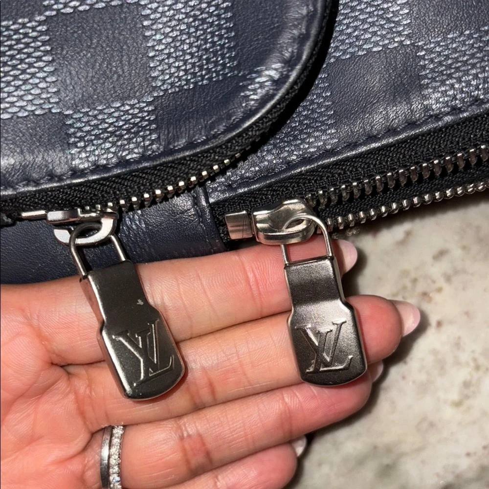 Louis Vuitton’s Damier Cobalt Canvas Unisex - Picture 7 of 8